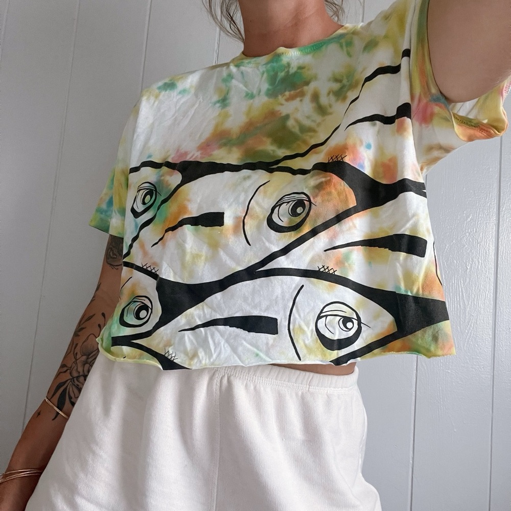 Retro tie-dye fish cropped tee